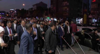 Kayseri protokolünden 'göz bantlı' farkındalık yürüyüşü