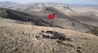 Kırşehir Emniyeti 100 gönüllü ile bin 600 rakımlı tepeye Türk bayrağı dikti
