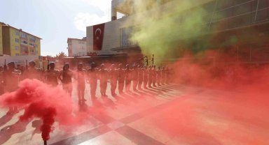 Komandoların gösterisi izleyenleri mest etti