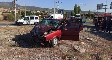 Konya'da öğretmenlerin olduğu araç otomobille çarpıştı: 6 yaralı