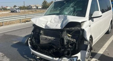 Minibüs ile motosiklet çarpıştı: 1 ağır yaralı
