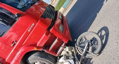 Motosiklet kamyonun altına girdi: 1 ölü