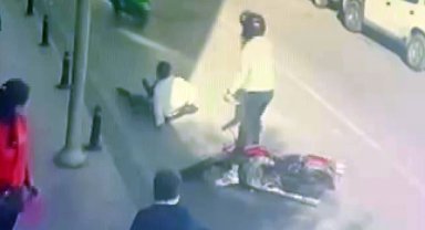 Motosikletin yayaya çarpma anı kameraya yansıdı