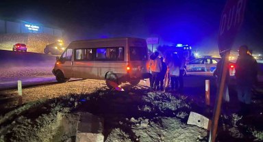 Nevşehir'de işçileri taşıyan minibüs refüje çarptı: 7 yaralı