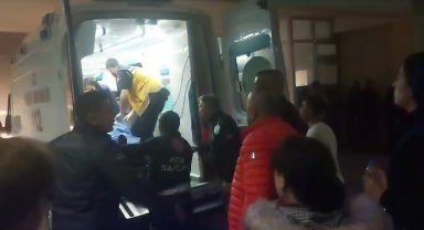 Niğde'de tarım işçilerini taşıyan minibüs devrildi: 15 kişi yaralandı