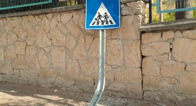 Ortaokul girişindeki trafik levhasına çarptılar