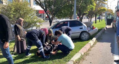 Otomobil aydınlatma direğine çarptı: 1 yaralı