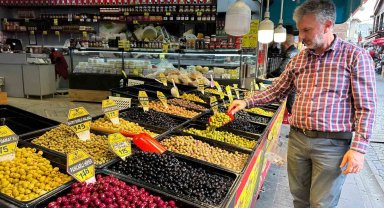 Rengârenk zeytinler tezgâhları süslüyor