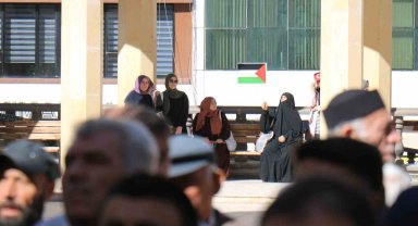Saldırıda hayatını kaybeden Filistinliler için gıyabi cenaze namazı kılındı