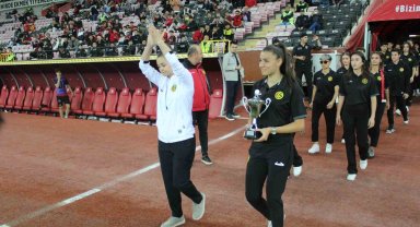 Şampiyon Eskişehirspor Kadın Futbol Takımı stadyumda kupayla taraftarı selamladı