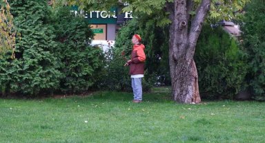 Şehir göbeğinde meditasyon yapan adam ilgi odağı oldu