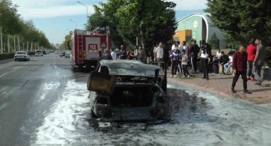 Seyir halindeki otomobil alev aldı, vatandaşlar görüntü çekmek için birbiriyle yarıştı
