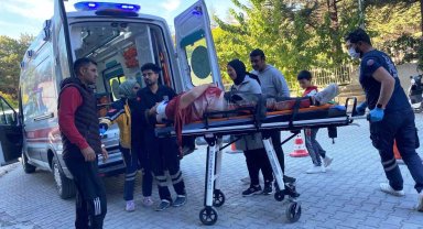 Seyir halindeki traktörün römorkundan düşüp hastanelik oldu