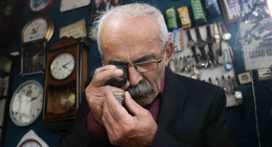 Sivaslı saatçi yarım asırdır zamana ayar veriyor
