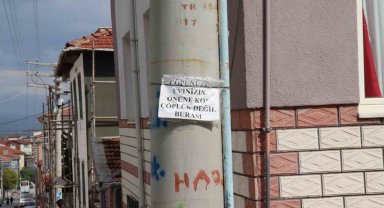 Sokakta yeterince çöp konteyneri olmayınca vatandaşalar çözümü uyarı yazısında buldu