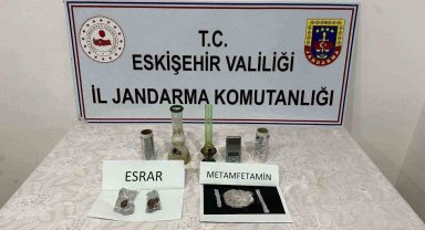 Şüpheli hareketler sergileyen şahsın poşetinde uyuşturucu madde bulundu