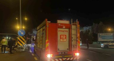 Takla atan otomobil trafik lambasına çarparak durabildi: 2 yaralı