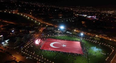 Talas, 100. yılı dünyanın en büyük Türk bayrağıyla karşıladı
