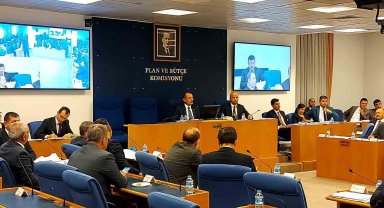 TBMM Plan ve Bütçe Komisyonu'nda 'Emeklilere Bir Defaya Mahsus 5 bin lira Ödeme Düzenlemesi' önergesi görüşülerek, torba yasaya eklenmesine karar verildi.