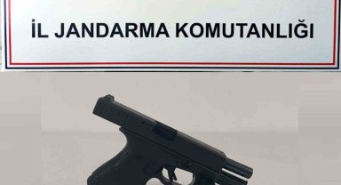 Üzerinde bulundurduğu ruhsatsız tabancayı jandarmaya yakalattı