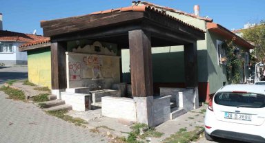 Vandallar tarihi çeşmeyi hedef aldı