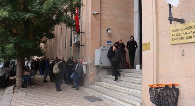 Vatandaşların madeni para kuyruğu