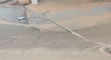 Yağmur suları aydınlatma direğini devirdi