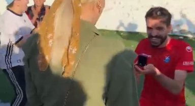 Yeşil sahada sürpriz evlilik teklifi
