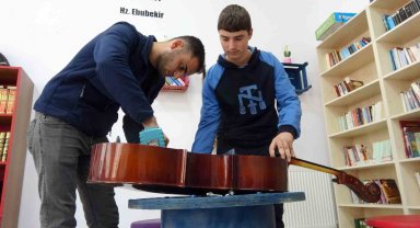 Yeteneklerini eski malzemelerle "Sıfır Atık Kütüphanesi" kurarak gösterdiler