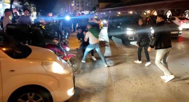 Yol verme tartışması tekmeli yumruklu kavgaya dönüştü