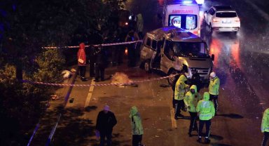 16 yaşındaki sürücünün kullandığı minibüs ağaca çarptı: 3 ölü, 4 yaralı