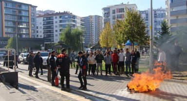AFAD ekiplerinden öğrencilere uygulamalı yangın eğitimi