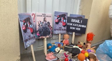 AK Parti Kadın Kolları Başkanı Keşir, İsrail Büyükelçiliği konutu önüne oyuncak bıraktı