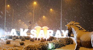 Aksaray'da fırtına, yerini lapa lapa kar yağışına bıraktı