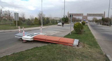 Aksaray'da şiddetli fırtına ağaçları söktü, tabelaları devirdi, çatıları uçurdu