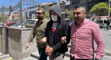 Annesini öldüren 15 yaşındaki çocuğun ve babasının yargılandığı dava ertelendi