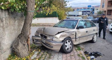 Arabasını yıkadı, ardından kaza yaptı: 3 yaralı
