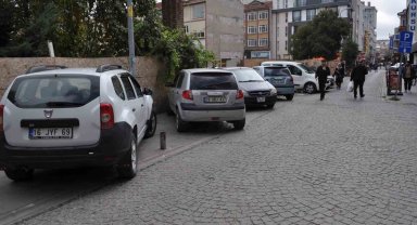 Araçlar kaldırımda vatandaşlar yolda