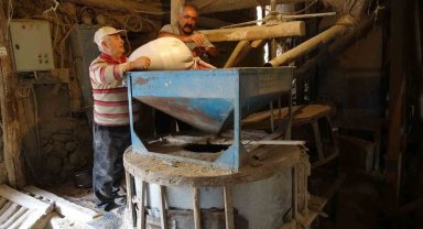 Baba mirası değirmende geleneksel yöntemle un öğütüyor