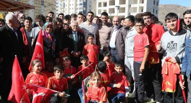 Başkan Büyükkılıç'tan temel atma töreninde miniklere "Kayserispor" sürprizi