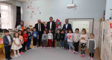 Başkan Savran ilkokul öğrencilerinin açtığı sergiyi gezdi