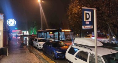 Bilinçsiz sürücüler otobüs duraklarını işgal ediyor
