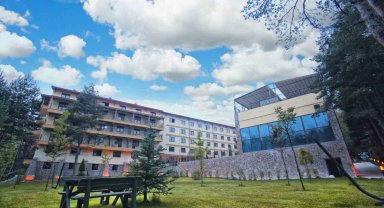 Bolu Dağı'nın eteklerindeki otel misafirlerine eşsiz doğasıyla hizmet sunuyor