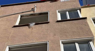 Borudan akan su buz kütlesi oluşturdu
