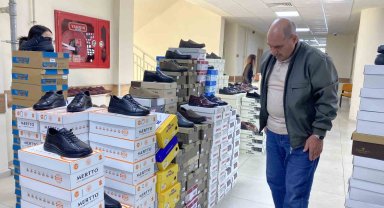 Bu hayır çarşısında ayakkabı ve çantalar satışa çıktı