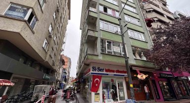 Caddede binalar dökülüyor yetkililer bakıyor
