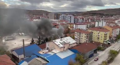 Çankırı'da iki katlı ev yandı