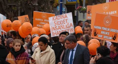 Çankırı'da yüzlerce vatandaş kadına yönelik şiddete 'dur' demek için yürüdü