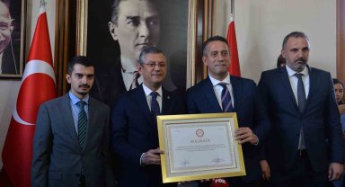 CHP Genel Başkanı Özel mazbatasını aldı