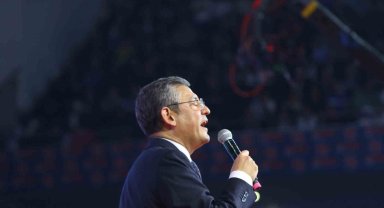 CHP Genel Başkanı Özel: "Salondan 130 milletvekilimizle el ele omuz omuza çıkıyorum"